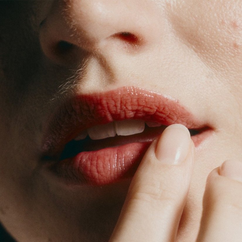 ABSOLUTION Tinted Love – Aufpolsterndes, getöntes Lipgloss mit Radieschenextrakt 12 ml