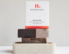 NOURISHED DAILY Peelingové mýdlo Coffee Scrub Cleanse Bar 135g