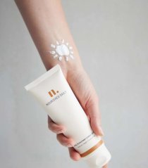 NOURISHED DAILY Daily Sunscreen Lotion SPF50 na obličej & tělo 100ml