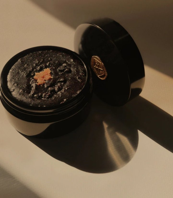LEPAAR Mandarin Mecca Coffee Scrub / Rozjasňující obnovující peeling na tělo a obličej 215 ml